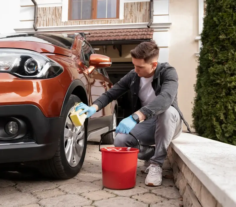 Lavage auto à domicile Le Castellard-Mélan : professionnel intervenant sur un véhicule